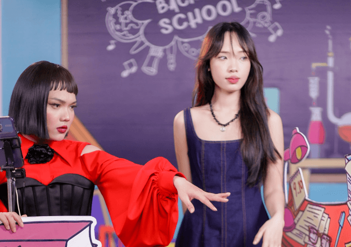 This is an image of Vietnamese TikToker Pham Thoai in action, live streaming on TikTok
